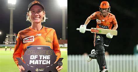 Beth Mooney making a catch while fielding for the Perth Scorchers.