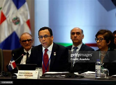 A historical photograph depicting a protest related to a foreign minister's decisions in the Dominican Republic.