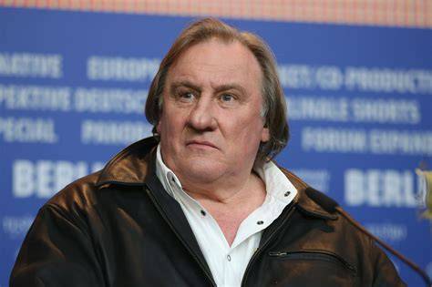 Gérard Depardieu delivering a dramatic monologue on stage.
