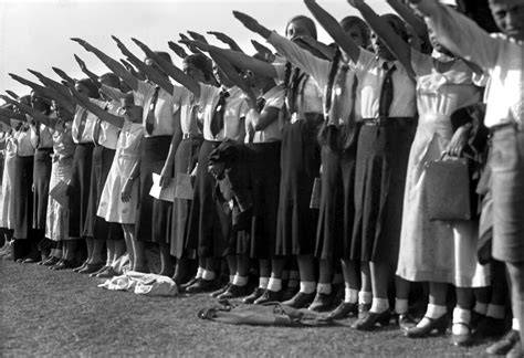 A reunion of former members of the League of German Girls in a community center.