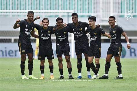 Notable players from Dewa United Banten F.C. practicing drills on the field.